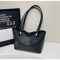 Bolso tote negro minimalista en cuero sintético mate con correas finas doradas - Negro