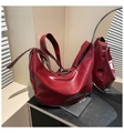 Borsa hobo bordeaux minimalista con tracolla regolabile e finitura in ecopelle lucida - Rosso