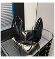 Borsa hobo nera lucida di grande capacità con tracolla regolabile in stile chic - Nero