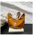 Borsa hobo a mezzaluna marrone in pelle lucida con tracolla ampia regolabile - Marrone