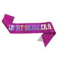 Glitzernde lila In My Bride Era Schärpe mit holografischer Schrift für Brautpartys - Einheitsgröße / Pflaumenrot