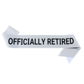 Silberne Glitzerschärpe mit Aufdruck 'OFFICIALLY RETIRED' für Ruhestandspartys - Einheitsgröße / Silver with Black Lettering