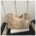Bolso tote beige grande minimalista con textura plisada y correas de hombro ajustables - Blanco