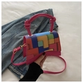 Détail d'un sac bandoulière tendance avec patchwork géométrique et poignée à nœud élégante - Rose rose