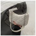 Dettaglio del motivo trapuntato a rombi bianchi su borsa chic con catena d'argento - Bianco