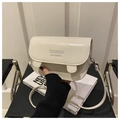 Gros plan détaillé du sac selle en similicuir crème avec inscription Fashion Instinct - Blanc