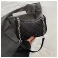 Borsa a mezzaluna trapuntata nera minimalista con catena argentata e texture gonfia - Nero