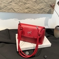 Bolso bandolera de cuero sintético rojo con lazo plateado y correa anudada - Rojo