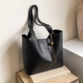 Sac cabas classique en similicuir noir avec pendentif doré et pompon élégant - Noir Avec Pendentif