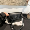 Bolso bandolera de cuero negro con lazo plateado y correa de nudo minimalista - Negro