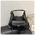 Detalle del bolso tote negro de PU con costuras en contraste y hebilla de metal plateado - Negro