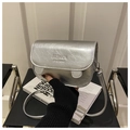 Sac bandoulière argenté minimaliste avec texture métallique plissée et bandoulière - Argent