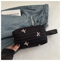 Detalle del neceser acolchado negro con bordado de lazo rosa y cremallera dorada - Negro