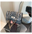 Dettaglio borsa leopardata con tracolla a catena dorata e chiusura a girello in metallo - Nero
