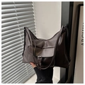 Bolso hobo marrón oscuro con costuras blancas en contraste y hebilla - café