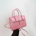Sac à main rose à motif crocodile avec gland et logo S en métal, style bandoulière - Rose