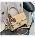 Detail van beige tas met goudkleurig ringslot, pretzel hanger en gestreept touwdetail - Met Hanger / Khaki