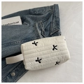 Neceser acolchado blanco con bordados de lazos negros y asa de mano superior - Blanco