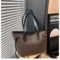 Bolso tote retro marrón oscuro con patrón geométrico y correas de hombro negras - Negro