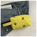 Neceser de algodón acolchado amarillo con bordado de lazos negros y asa lateral - Amarillo