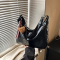 Borsa tote nera lucida minimalista con ciondolo a orsetto e dettagli in argento - Nero Con Ciondolo