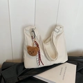 Elegante borsa hobo bianco latte con ciondolo a orsetto e nappine intrecciate - Bianco Con Ciondolo