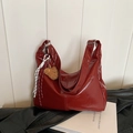 Borsa hobo bordeaux in pelle lucida con ciondolo a forma di orsetto e tracolla sottile - Rosso Borgogna Con Pendaglio