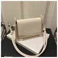 Bolso bandolera beige con solapa plisada ondulada y detalle de correa anudada - Blanco Roto
