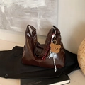 Borsa tote in pelle verniciata marrone scuro con tracolla e ciondolo orsetto di peluche - Caffè con Pendente
