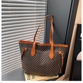 Bolso tote vintage con estampado marrón, asas de cuero naranja y detalles metálicos dorados - Marrón