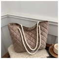 Bolso tote acolchado marrón con asas de cuerda de algodón blanco y diseño de rombos - Caqui