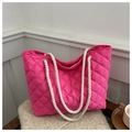 Bolso tote acolchado rosa intenso con asas de cuerda blanca para moda de otoño invierno - Rosa