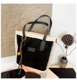 Borsa tote in camoscio nero con bordo in lana d'agnello bianca e dettaglio moda - Nero (Con Ciondolo)