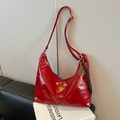 Bolso Hobo de cuero rojo brillante con correa ajustable y detalle de pañuelo de seda - Rojo (Con Colgante)