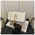 Detalle de bolso rectangular blanco de ante con logotipo SS dorado y flecos decorativos - Blanco