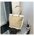 Dettaglio della borsa tote in pelle scamosciata kaki e patchwork di pelliccia bianca - Cachi (Con Ciondolo)