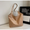 Detalle del bolso tote de cuero PU camel con interior espacioso y textura suave - Caqui
