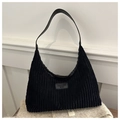Bolso hobo grande de pana negra con estética vintage y parche con logotipo - Negro