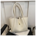 Minimalistische cremefarbene Tote Bag mit dünnen Trägern und goldener Schnalle - Weiß