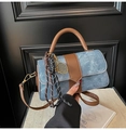 Detail der blauen Denim-Handtasche mit braunem Lederbesatz und goldenem Tennisschläger - Blau mit Anhänger