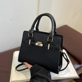 Borsa tote nera minimalista con lucchetto dorato e tracolla regolabile in pelle morbida - Nero