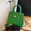 Borsa a mano verde erba con chiusura a rotazione in metallo e tracolla staccabile - Verde