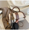 Minimalistische cremefarbene Boston-Handtasche mit braunem Ledergriff und Tennis-Anhänger - Khaki Mit Anhänger