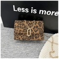 Kompakte Umhängetasche mit Leopardenmuster, Goldkette und Wildleder-Finish - Leopard Braun