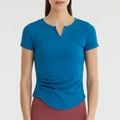 Schmal geschnittenes Yoga-T-Shirt in Pfauenblau mit V-Ausschnitt und Raffung - S / Seeblau
