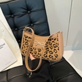 Leopard-Unterarmtasche mit silberner Schleifenschnalle und hellbraunem Schultergurt - Khaki Leopardenmuster