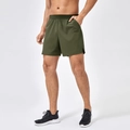 Herren Fitness-Shorts in Olivgrün, schnelltrocknend mit elastischem Bund und Seitenschlitzen - S / Armeegrün