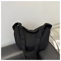 Detalle de bandolera minimalista de lona negra con correa ancha y cremallera - Negro