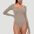 Body ajustado de manga larga para mujer en color caqui con cuello cuadrado y ojales - S / Caqui