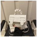 Witte crossbody tas met trendy geplooid handvat en dubbele gesp detail ontwerp - Wit